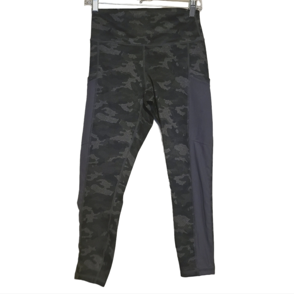Fabletics | Women's Camo Print Powerhold Short Yoga Leggings (Size 2)